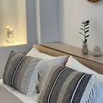 Calm Joy & J - Bee Apartment *