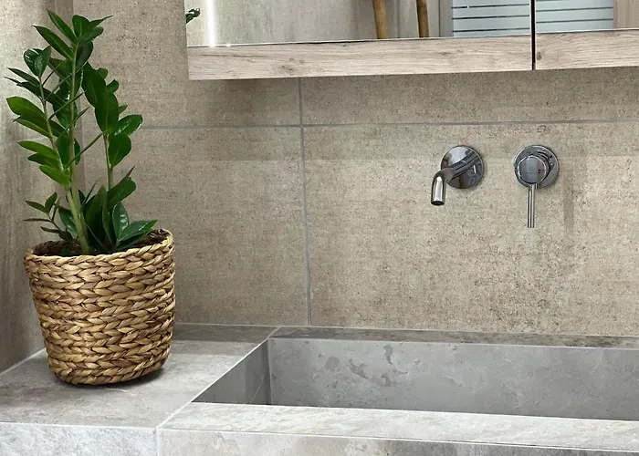 Calm Joy & J - Bee Lägenhet